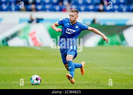 Sinsheim, Allemagne. 27 septembre 2020. Football: Bundesliga, TSG 1899 Hoffenheim - Bayern Munich, 2ème match, PreZero-Arena. Hoffenheims Pavel Kaderabek joue le ballon. Crédit : Uwe Anspach/dpa - REMARQUE IMPORTANTE : Conformément aux règlements de la DFL Deutsche Fußball Liga et de la DFB Deutscher Fußball-Bund, il est interdit d'exploiter ou d'exploiter dans le stade et/ou à partir du jeu pris des photos sous forme d'images de séquences et/ou de séries de photos de type vidéo./dpa/Alay Live News Banque D'Images