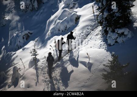 Lenggries, Allemagne. 27 septembre 2020. Les randonneurs grimpent jusqu'au sommet de Brauneck sur un sentier de randonnée enneigé. Credit: Tobias Hase/dpa/Alay Live News Banque D'Images