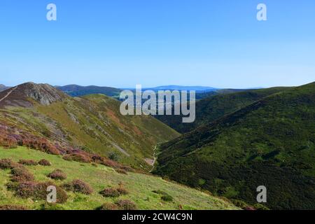 Vue sur les collines du Shropshire du sommet du long Mynd à l'église Stretton dans la vallée, Shropshire, Royaume-Uni Banque D'Images