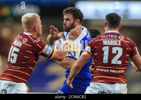 Alex Walmsley (8) de St Helens est attaqué par Oliver Wilson (15) de Huddersfield Giants Banque D'Images