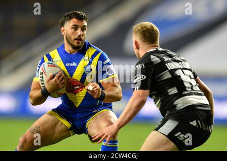 Declan Patton (21) de Warrington Wolves cherche un chemin Passé Jordan Johnstone (16) de Hull FC Banque D'Images