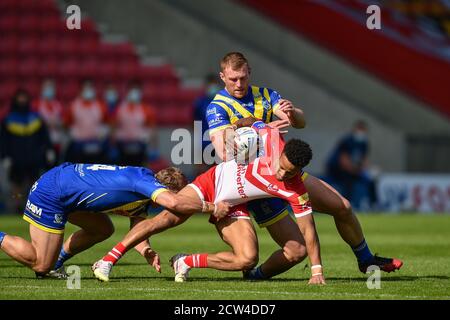 Regan Grace (5) de St Helens est attaqué par Jack Hughes (12) de Warrington Wolves Banque D'Images