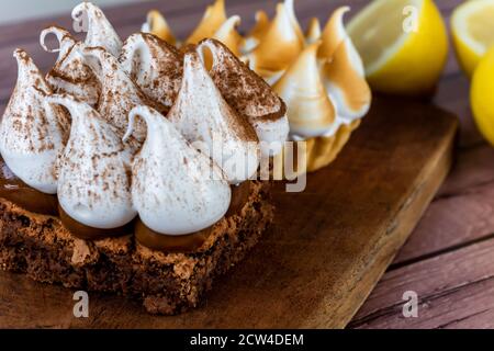 Gros plan sur un délicieux petit gâteau au chocolat et une petite tarte au citron. Banque D'Images