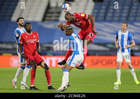 Samba Sow (21) de la forêt de Nottingham se met à la tête la balle Banque D'Images
