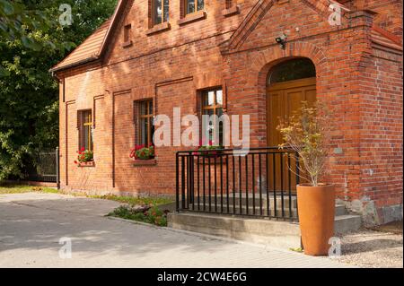 Ancienne maison en brique - presbytère (Pologne) Banque D'Images