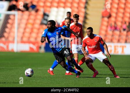 Anthony Grant (42) de Swindon Town court avec le ballon Banque D'Images