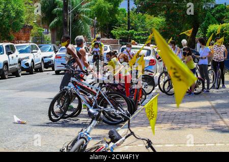 Recife, Brésil. 27 septembre 2020. Aujourd'hui commence la campagne électorale pour l'élection de 2020 en PE, les politiciens ont rencontré les dirigeants et fait une marche à vélo à Bairro da Torre, en PE. Credit: Marcelino Luis/FotoArena/Alay Live News Banque D'Images