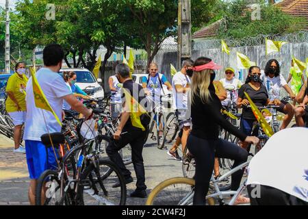 Recife, Brésil. 27 septembre 2020. Aujourd'hui commence la campagne électorale pour l'élection de 2020 en PE, les politiciens ont rencontré les dirigeants et fait une marche à vélo à Bairro da Torre, en PE. Credit: Marcelino Luis/FotoArena/Alay Live News Banque D'Images