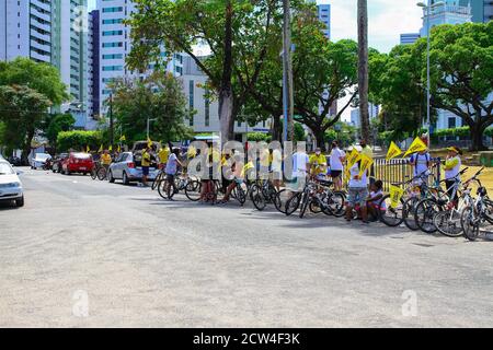 Recife, Brésil. 27 septembre 2020. Aujourd'hui commence la campagne électorale pour l'élection de 2020 en PE, les politiciens ont rencontré les dirigeants et fait une marche à vélo à Bairro da Torre, en PE. Credit: Marcelino Luis/FotoArena/Alay Live News Banque D'Images