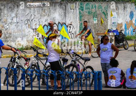 Recife, Brésil. 27 septembre 2020. Aujourd'hui commence la campagne électorale pour l'élection de 2020 en PE, les politiciens ont rencontré les dirigeants et fait une marche à vélo à Bairro da Torre, en PE. Credit: Marcelino Luis/FotoArena/Alay Live News Banque D'Images