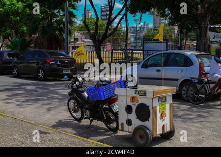 Recife, Brésil. 27 septembre 2020. Aujourd'hui commence la campagne électorale pour l'élection de 2020 en PE, les politiciens ont rencontré les dirigeants et fait une marche à vélo à Bairro da Torre, en PE. Credit: Marcelino Luis/FotoArena/Alay Live News Banque D'Images