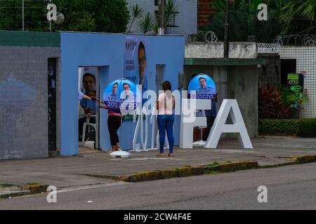 Recife, Brésil. 27 septembre 2020. Aujourd'hui commence la campagne électorale pour l'élection de 2020 en PE, les politiciens ont rencontré les dirigeants et fait une marche à vélo à Bairro da Torre, en PE. Credit: Marcelino Luis/FotoArena/Alay Live News Banque D'Images