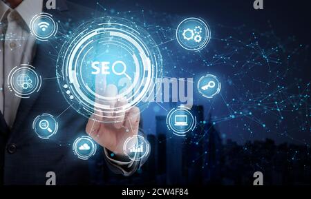 Homme d'affaires poussant mot Seo clé debout sur fond bleu, collage Banque D'Images