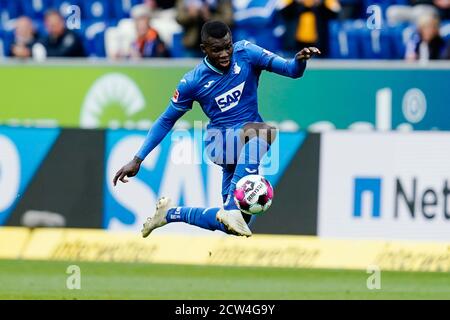 Sinsheim, Allemagne. 27 septembre 2020. Football: Bundesliga, TSG 1899 Hoffenheim - Bayern Munich, 2ème match, PreZero-Arena. Ihlas Bebou de Hoffenheim joue le ballon. Crédit : Uwe Anspach/dpa - REMARQUE IMPORTANTE : Conformément aux règlements de la DFL Deutsche Fußball Liga et de la DFB Deutscher Fußball-Bund, il est interdit d'exploiter ou d'exploiter dans le stade et/ou à partir du jeu pris des photos sous forme d'images de séquences et/ou de séries de photos de type vidéo./dpa/Alay Live News Banque D'Images