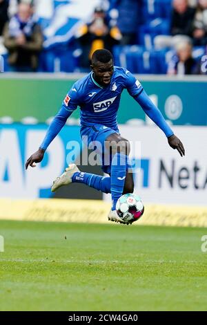 Sinsheim, Allemagne. 27 septembre 2020. Football: Bundesliga, TSG 1899 Hoffenheim - Bayern Munich, 2ème match, PreZero-Arena. Ihlas Bebou de Hoffenheim joue le ballon. Crédit : Uwe Anspach/dpa - REMARQUE IMPORTANTE : Conformément aux règlements de la DFL Deutsche Fußball Liga et de la DFB Deutscher Fußball-Bund, il est interdit d'exploiter ou d'exploiter dans le stade et/ou à partir du jeu pris des photos sous forme d'images de séquences et/ou de séries de photos de type vidéo./dpa/Alay Live News Banque D'Images