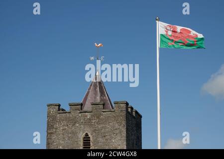 Le drapeau du dragon gallois survole fièrement l'église Saint-Hilays, Llanilar, Mid Wales Banque D'Images