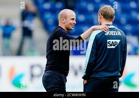 Sinsheim, Allemagne. 27 septembre 2020. Football: Bundesliga, TSG 1899 Hoffenheim - Bayern Munich, 2ème match, PreZero-Arena. L'entraîneur de Hoffenheim Sebastian Hoeneß est sur le terrain après la fin du match. Crédit : Uwe Anspach/dpa - REMARQUE IMPORTANTE : Conformément aux règlements de la DFL Deutsche Fußball Liga et de la DFB Deutscher Fußball-Bund, il est interdit d'exploiter ou d'exploiter dans le stade et/ou à partir du jeu pris des photos sous forme d'images de séquences et/ou de séries de photos de type vidéo./dpa/Alay Live News Banque D'Images