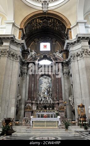 Italie, Rome, église de San Giovanni Battista dei Fiorentini, abside, autel de Borromini et sculpture en marbre d'Antonio Raggi, il 'Battesimo di Gesù' Banque D'Images