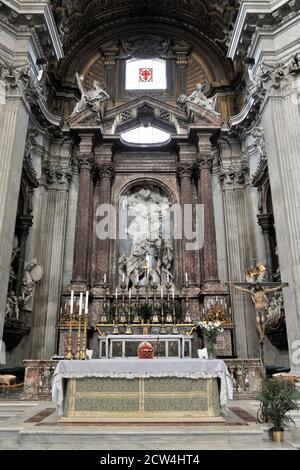 Italie, Rome, église de San Giovanni Battista dei Fiorentini, abside, autel de Borromini et sculpture en marbre d'Antonio Raggi, il 'Battesimo di Gesù' Banque D'Images