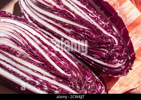 Gros plan des feuilles colorées d'un long, rouge Treviso radicchio coupé en deux Banque D'Images