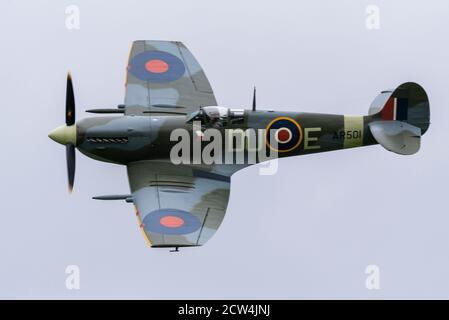 Old Warden Aérodrome, Biggleswade, Bedfordshire, Royaume-Uni. 27 septembre 2020. Afin de se conformer aux directives de la COVID-19, la collection Shuttleworth a procédé à sa saison de spectacles aériens en les faisant conduire dans des événements. Pour éviter que les visiteurs ne se rassemblent sur la ligne de clôture pendant les expositions volantes, ils doivent rester dans une boîte autour de leurs voitures garées sur le terrain face à la piste. Beaucoup ont mis en place des pique-niques à côté de leurs voitures. Spitfire VC de la Seconde Guerre mondiale avec des ailes clippées Banque D'Images
