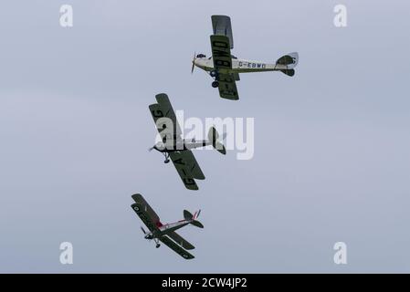 Old Warden Aérodrome, Biggleswade, Bedfordshire, Royaume-Uni. 27 septembre 2020. Afin de se conformer aux directives de la COVID-19, la collection Shuttleworth a procédé à sa saison de spectacles aériens en les faisant conduire dans des événements. Pour éviter que les visiteurs ne se rassemblent sur la ligne de clôture pendant les expositions volantes, ils doivent rester dans une boîte autour de leurs voitures garées sur le terrain face à la piste. Beaucoup ont mis en place des pique-niques à côté de leurs voitures. Le spectacle a souligné le centenaire de l'avion de Havilland auquel ont participé un grand nombre d'avions historiques. Divers de Havilland DH Moths Banque D'Images