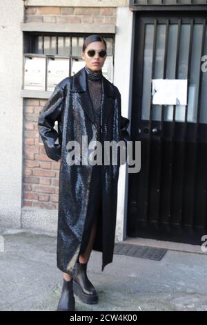 Milao, ITA. 27 septembre 2020. (INT) la semaine de la mode de Milan. 27 septembre 2020, Milan, Italie: Modèle Tina Kunakey, épouse de l'acteur français Vincent Cassel photographié à la sortie du défilé de mode de la Maison Valentino à Milan. Crédit : Eliane Diotti/Thenews2 crédit : Eliane Diotti/TheNEWS2/ZUMA Wire/Alay Live News Banque D'Images