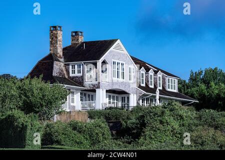 Belle maison au bord de l'eau sur Cape Cod. Banque D'Images