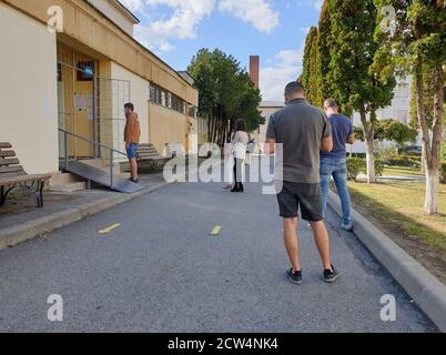 Cluj-Napoca, Roumanie - 27 septembre 2020 : jour des élections locales en Roumanie. Personnes en ligne aux élections locales à Cluj-Napoca Banque D'Images