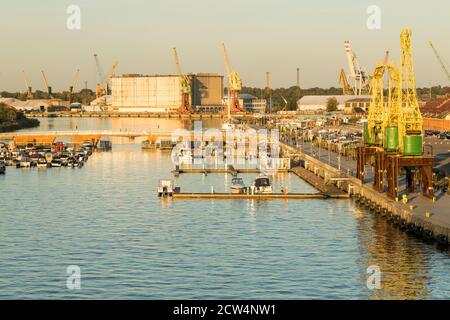 Quai à Szczecin. Marina et port à la lumière du soleil couchant. Pologne Banque D'Images