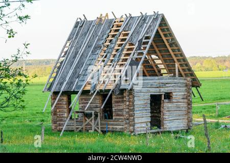 Maison en bois inachevée. Construction de maisons de campagne. Zone de banlieue. Gros plan Banque D'Images