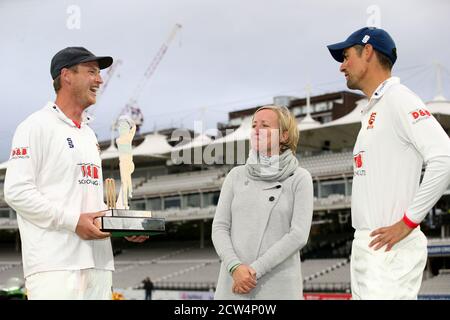 Tom Westley d'Essex (à gauche) avec le trophée aux côtés de Lauren Clark, veuve de Bob Willis, et de Sir Alastair Cook, après le cinquième jour de la finale du trophée Bob Willis à Lord's, Londres. Banque D'Images