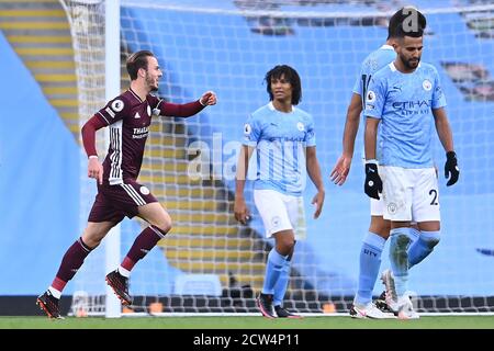 James Maddison, de Leicester City, célèbre le quatrième but de son camp lors du match de la Premier League au Etihad Stadium, Manchester. Banque D'Images