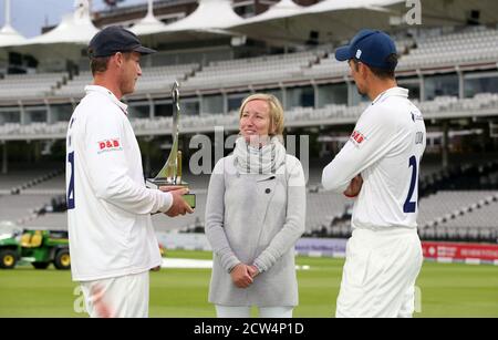 Tom Westley d'Essex (à gauche) avec le trophée aux côtés de Lauren Clark, veuve de Bob Willis, et de Sir Alastair Cook, après le cinquième jour de la finale du trophée Bob Willis à Lord's, Londres. Banque D'Images