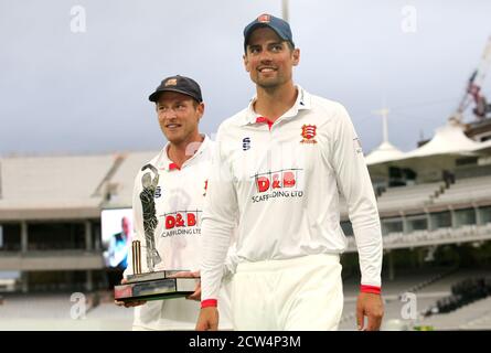 Tom Westley d'Essex (à gauche) avec le trophée et Sir Alastair Cook après le cinquième jour de la finale du trophée Bob Willis à Lord's, Londres. Banque D'Images