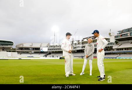 Tom Westley d'Essex (à gauche) avec le trophée aux côtés de la femme de Bob Willis, Juliet Schmâles et Sir Alastair Cook, après le cinquième jour de la finale du trophée Bob Willis à Lord's, Londres. Banque D'Images