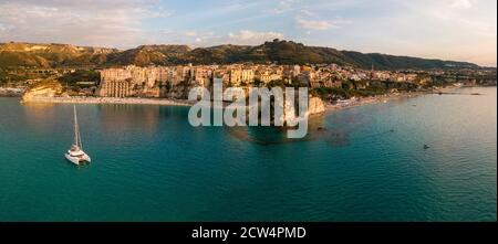 Vue aérienne de la côte calabraise, falaises surplombant la mer cristalline. Maisons sur le rocher et la plage. Tropea. Calabre. Italie. Catamaran Banque D'Images