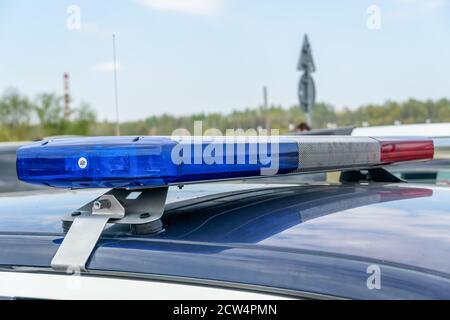 Close-up de voyants clignotants sur une voiture de police. Clignotement des feux de toit de voiture de police à l'extérieur. Haut de la voiture de police avec des antennes et des clignotants Banque D'Images