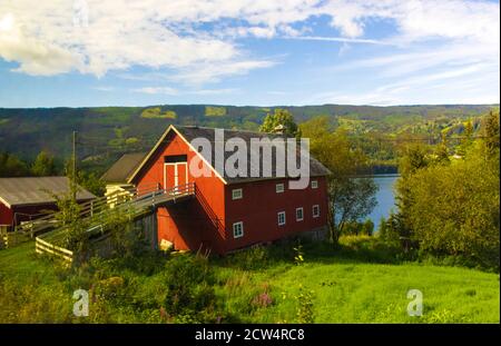 Grange rouge sur la rive du lac de Slidrefjord, Kvåle village Innlandet County in Norvège orientale.Tyinvegen, Norvège vue de E16-route européenne de Bergen à Oslo Banque D'Images