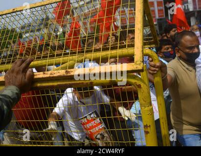 Les partisans et les dirigeants du CPIM protestent contre le projet de loi sur les agriculteurs 2020, sous la bannière AIKSCC (All India Kisan Sangharsh coordination Committee). Agartala, Tripura, Inde. Banque D'Images