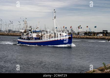 Malmo, Suède - septembre 13 : un bateau de pêche retourne au port après une journée au bord de l'océan. La popularité de ces voyages de pêche a augmenté après l'éclosion de la pandémie du coronavirus Banque D'Images