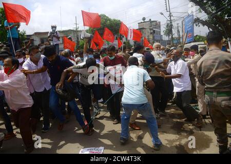 Les partisans et les dirigeants du CPIM protestent contre le projet de loi sur les agriculteurs 2020, sous la bannière AIKSCC (All India Kisan Sangharsh coordination Committee). Agartala, Tripura, Inde. Banque D'Images