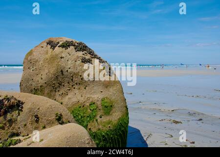 Rochers en déferle de la célèbre plage de surfeurs : Pointe de la Torche en Bretagne, France Banque D'Images