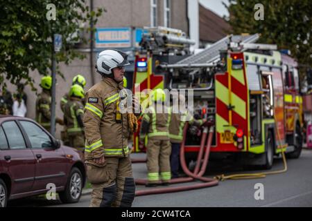 La brigade de pompiers de Londres assiste à un incendie de maison dans une rue résidentielle à Croydon, sud de Londres, Angleterre, Royaume-Uni Banque D'Images