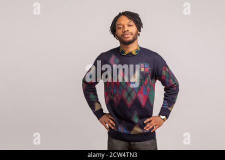 Un homme africain sérieux et affirmé avec des dreadlocks dans un sweat-shirt de style décontracté regardant l'appareil photo, homme d'affaires confiant, succès. Prise de vue en studio en intérieur Isola Banque D'Images