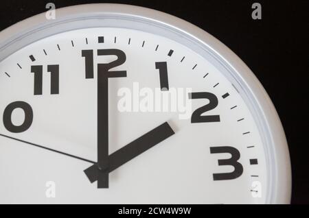 Gros plan de l'horloge analogique noir et blanc avec mise au point sélective à 2 heures. Concept de temps Banque D'Images