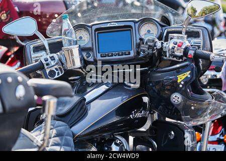 Gros plan sur un tableau de bord de moto moderne et élégant Banque D'Images