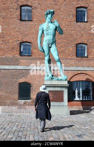 Touriste à Copenhague en admirant la statue de David au Collection Royal Cast Banque D'Images