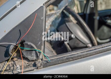 Rétroviseur latéral déchiré sur la voiture avec le côté conducteur fermé haut Banque D'Images