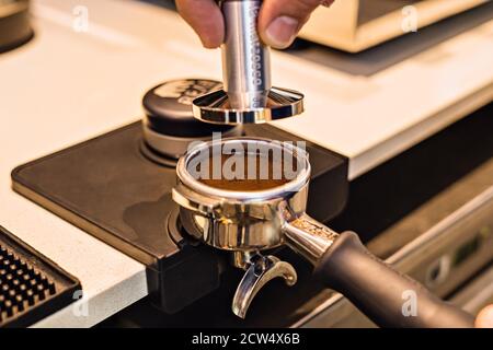 gros plan du grain de café moulu dans la machine à café filtre Banque D'Images